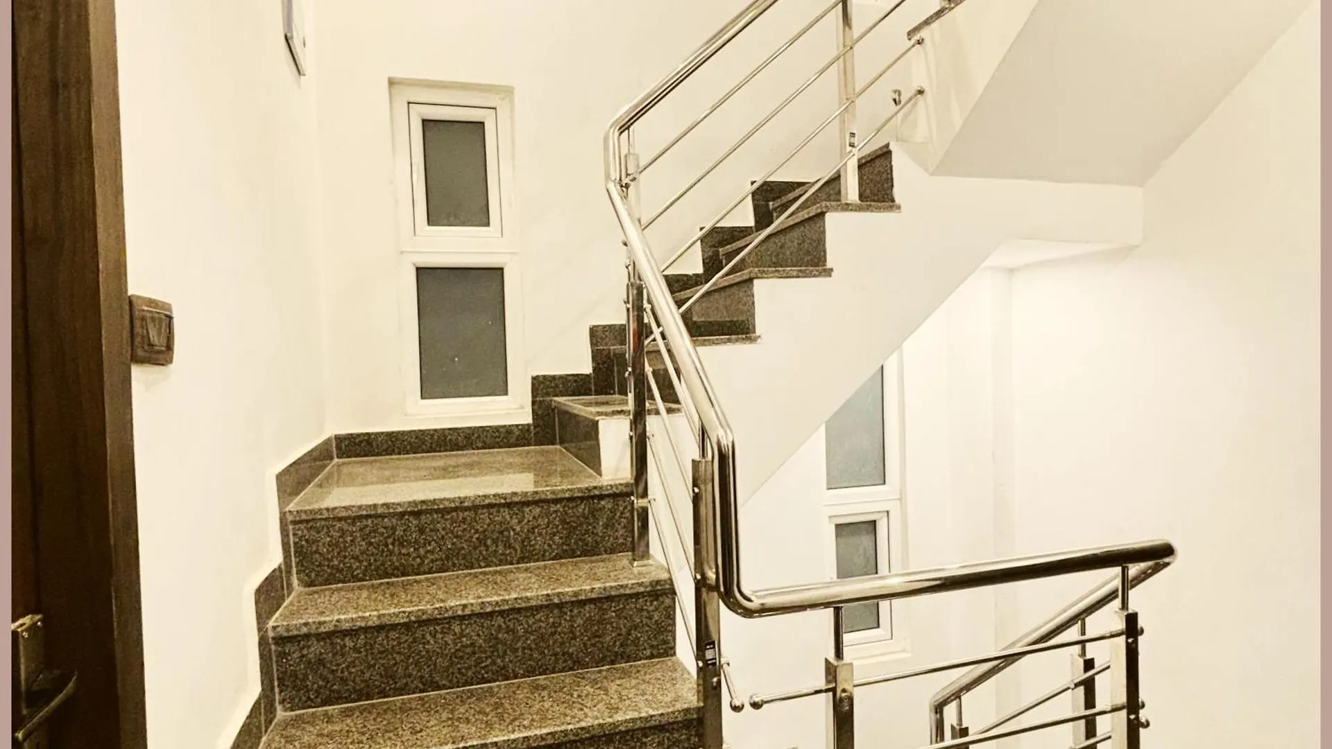Vns - Hotel Premium M - Grand Warm - Hospitality & Comfortable Room In Varanasi - Near Kashi Vishwanath Temple - Free Wi-Fi - Parking Facilities - Fully Air Conditioning Hotel - Best Hotel In Βαρανάσι Ινδία