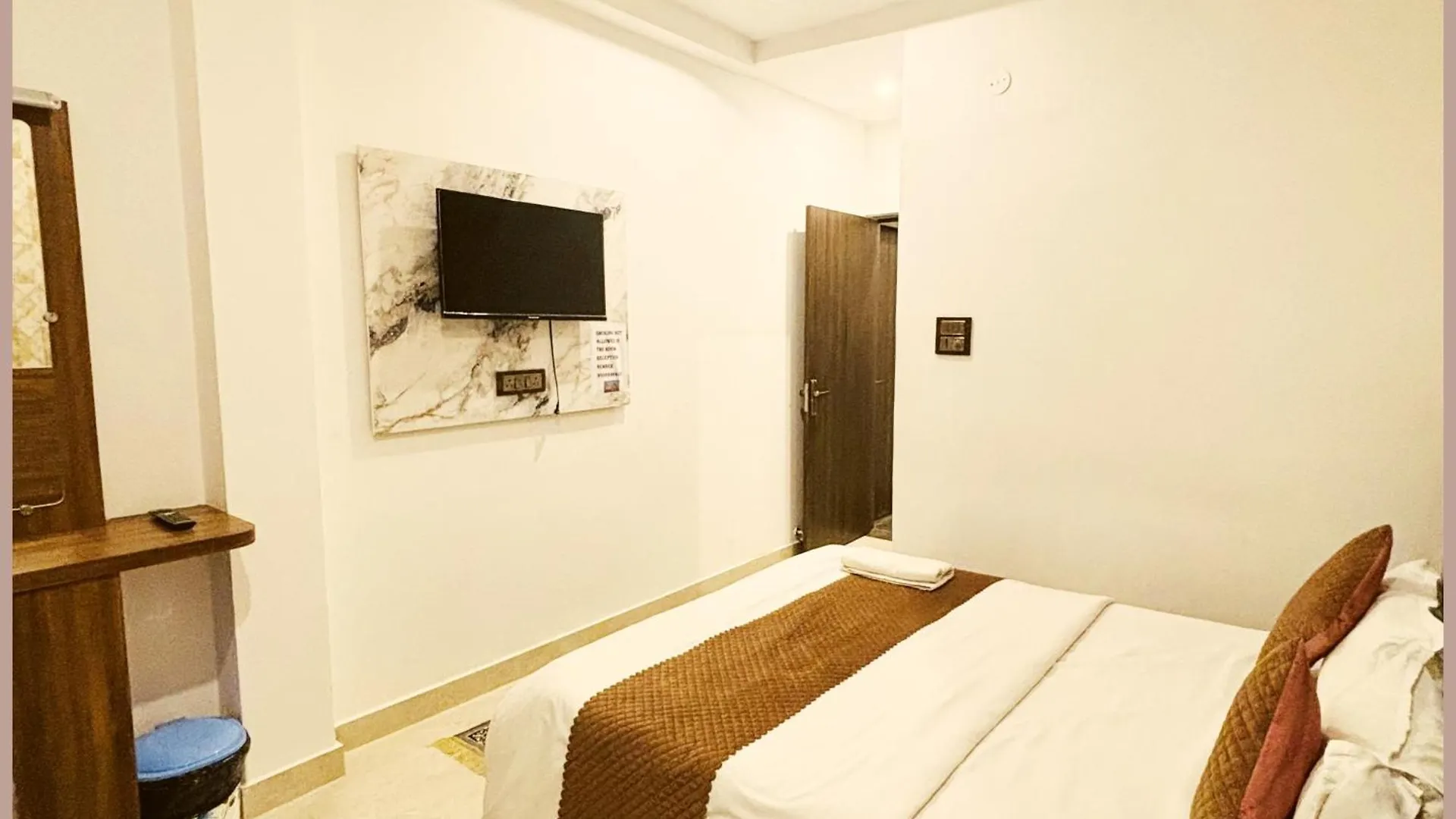 Vns - Hotel Premium M - Grand Warm - Hospitality & Comfortable Room In Varanasi - Near Kashi Vishwanath Temple - Free Wi-Fi - Parking Facilities - Fully Air Conditioning Hotel - Best Hotel In Βαρανάσι 4*,  Ινδία