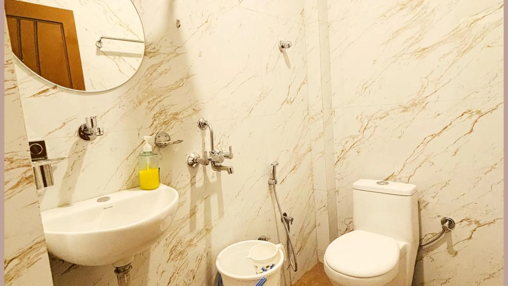 Vns - Hotel Premium M - Grand Warm - Hospitality & Comfortable Room In Varanasi - Near Kashi Vishwanath Temple - Free Wi-Fi - Parking Facilities - Fully Air Conditioning Hotel - Best Hotel In Βαρανάσι