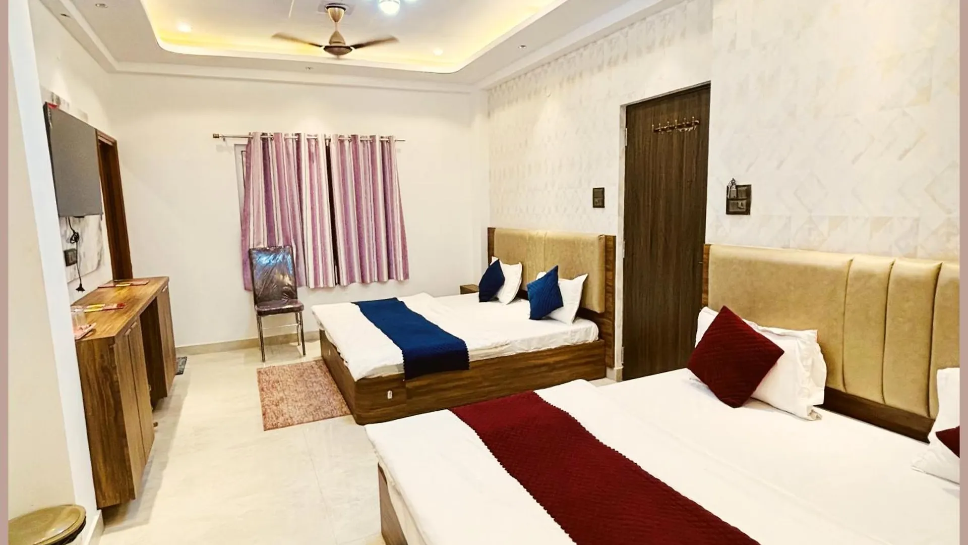 Vns - Hotel Premium M - Grand Warm - Hospitality & Comfortable Room In Varanasi - Near Kashi Vishwanath Temple - Free Wi-Fi - Parking Facilities - Fully Air Conditioning Hotel - Best Hotel In Βαρανάσι