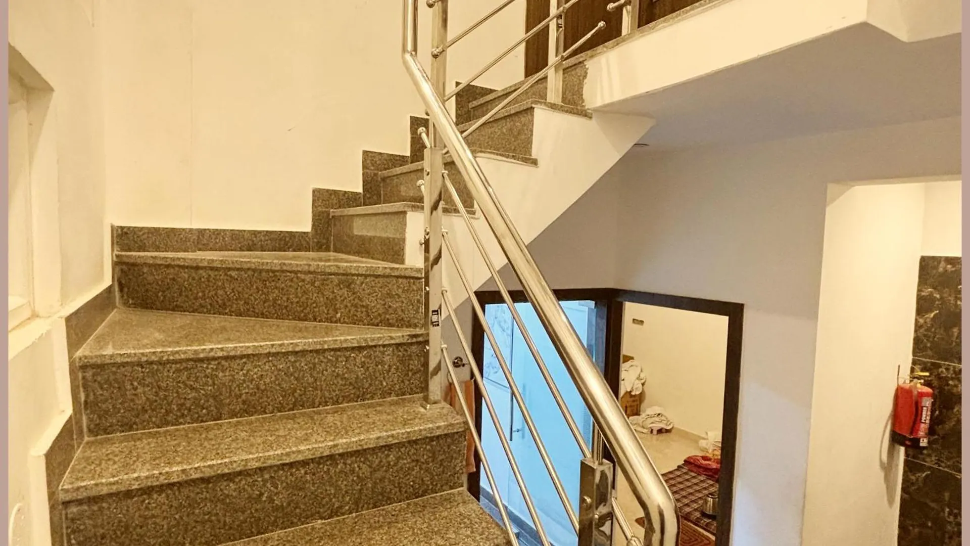 Vns - Hotel Premium M - Grand Warm - Hospitality & Comfortable Room In Varanasi - Near Kashi Vishwanath Temple - Free Wi-Fi - Parking Facilities - Fully Air Conditioning Hotel - Best Hotel In Βαρανάσι Ινδία