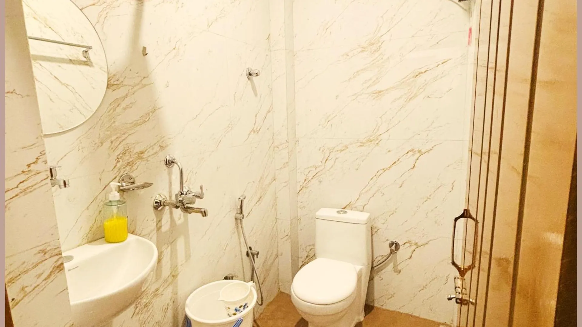 Vns - Hotel Premium M - Grand Warm - Hospitality & Comfortable Room In Varanasi - Near Kashi Vishwanath Temple - Free Wi-Fi - Parking Facilities - Fully Air Conditioning Hotel - Best Hotel In Βαρανάσι 4*,  Ινδία