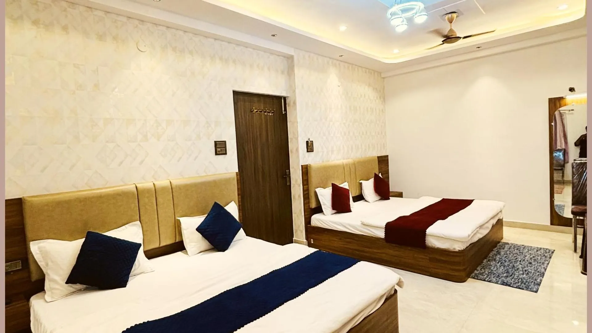Vns - Hotel Premium M - Grand Warm - Hospitality & Comfortable Room In Varanasi - Near Kashi Vishwanath Temple - Free Wi-Fi - Parking Facilities - Fully Air Conditioning Hotel - Best Hotel In Βαρανάσι