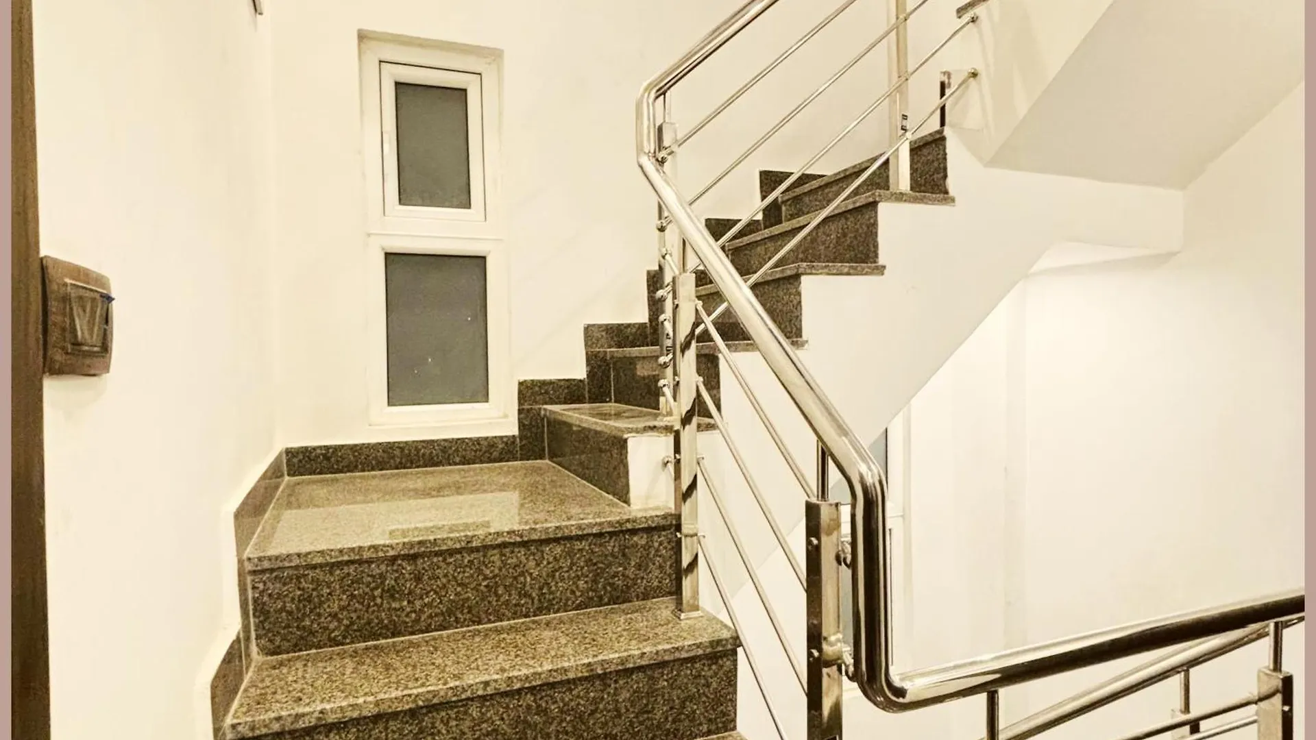 ****  Vns - Hotel Premium M - Grand Warm - Hospitality & Comfortable Room In Varanasi - Near Kashi Vishwanath Temple - Free Wi-Fi - Parking Facilities - Fully Air Conditioning Hotel - Best Hotel In Βαρανάσι Ινδία