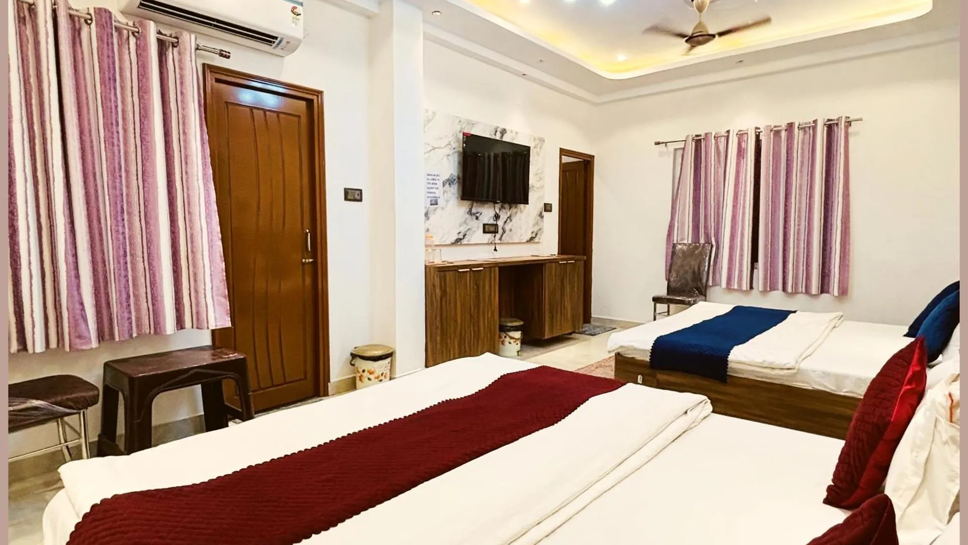 Vns - Hotel Premium M - Grand Warm - Hospitality & Comfortable Room In Varanasi - Near Kashi Vishwanath Temple - Free Wi-Fi - Parking Facilities - Fully Air Conditioning Hotel - Best Hotel In Βαρανάσι