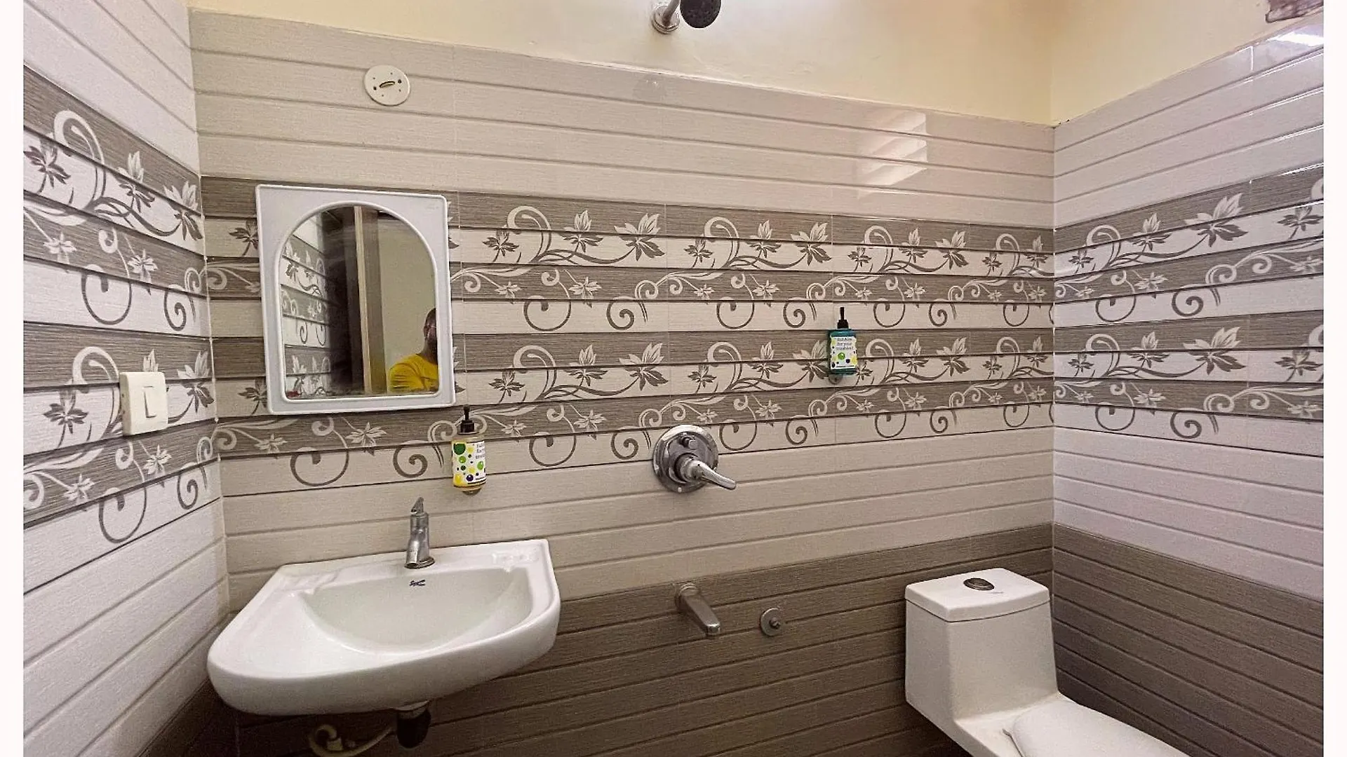 Vns - Hotel Premium M - Grand Warm - Hospitality & Comfortable Room In Varanasi - Near Kashi Vishwanath Temple - Free Wi-Fi - Parking Facilities - Fully Air Conditioning Hotel - Best Hotel In Βαρανάσι