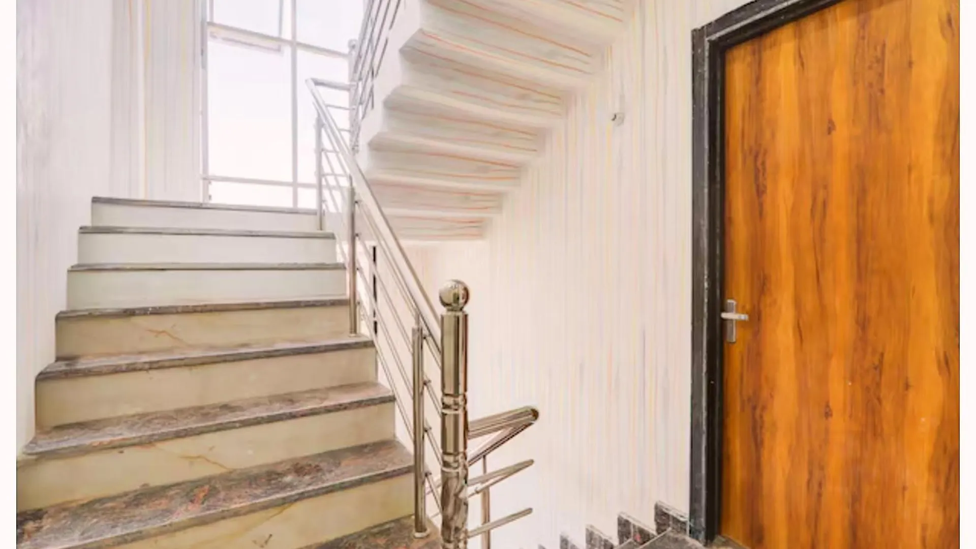 Vns - Hotel Premium M - Grand Warm - Hospitality & Comfortable Room In Varanasi - Near Kashi Vishwanath Temple - Free Wi-Fi - Parking Facilities - Fully Air Conditioning Hotel - Best Hotel In Βαρανάσι 4*,